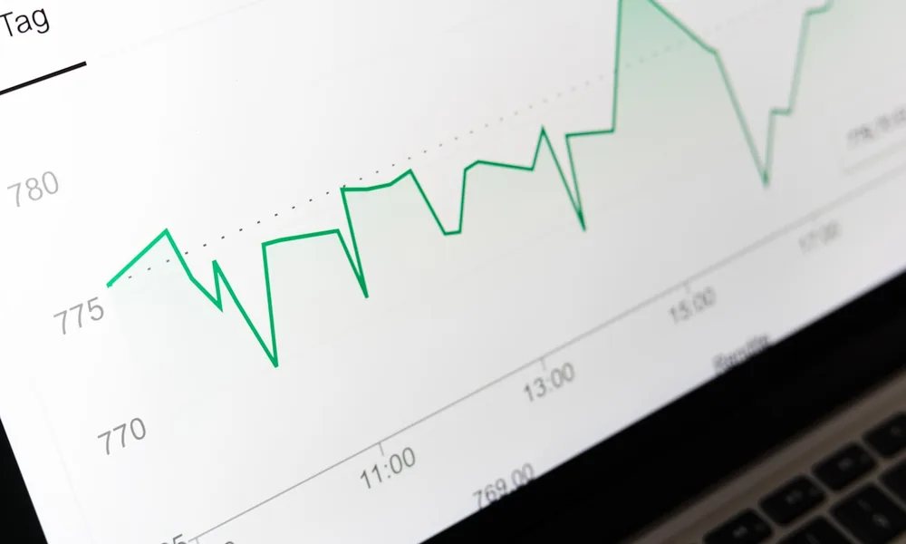 A rising line chart on screen, illustrating the advance rate paid up front on an invoice
